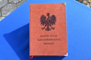 zdjęcie przedstawia konstytucję ułożoną na stoliku