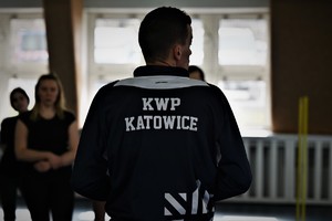 zdjęcie przedstawia instruktora przemawiającego do uczestników