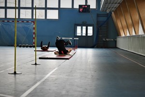 zdjęcie przedstawia osobę pokonującą tor przeszkód- wykonującą przewrót w przód