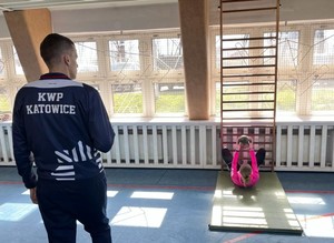 Na zdjęciu instruktor z Wydziału Doboru i Szkolenia w trakcie nadzorowania przebiegu próbnego testu sprawności fizycznej wykonywanego przez uczestniczkę dnia otwartego