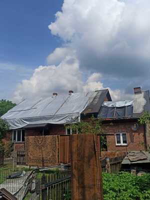 Zdjęcie. Widoczny fragment domu zniszczony przez pożar