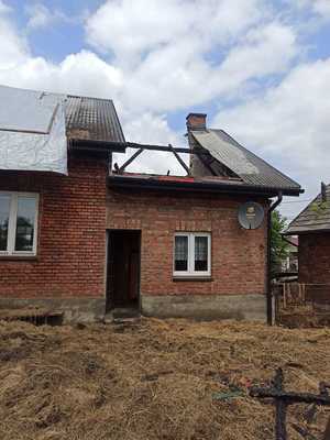 Zdjęcie. Widoczny fragment domu zniszczony przez pożar