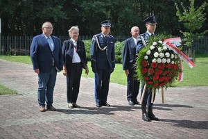 Zdjęcie. Umundurowani policjanci składają wieniec i oddają cześć pod Grobem Policjanta Polskiego