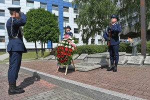 Zdjęcie. Umundurowani policjanci składają wieniec i oddają cześć pod Grobem Policjanta Polskiego