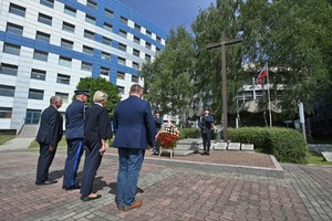 Zdjęcie. Umundurowani policjanci składają wieniec i oddają cześć pod Grobem Policjanta Polskiego
