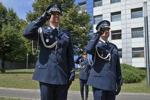 Zdjęcie. Umundurowani policjanci składają wieniec i oddają cześć pod Grobem Policjanta Polskiego