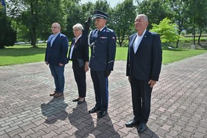 Zdjęcie. Umundurowani policjanci składają wieniec i oddają cześć pod Grobem Policjanta Polskiego