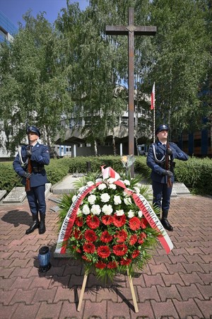 Zdjęcie. Umundurowani policjanci składają wieniec i oddają cześć pod Grobem Policjanta Polskiego