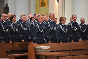 Zdjęcie. Umundurowani policjanci podczas mszy w archikatedrze