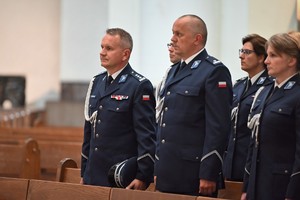 Zdjęcie. Umundurowani policjanci podczas mszy w archikatedrze