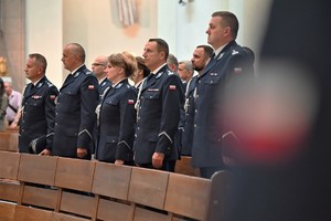 Zdjęcie. Umundurowani policjanci podczas mszy w archikatedrze