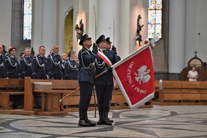 Zdjęcie. Poczet sztandarowy podczas mszy w archikatedrze