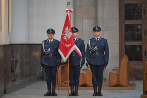 Zdjęcie. Poczet sztandarowy podczas mszy w archikatedrze