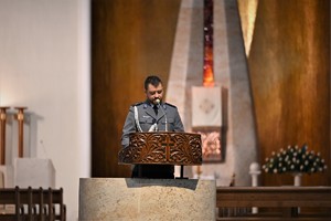 Zdjęcie. Umundurowani policjanci zabiera głos podczas mszy w archikatedrze