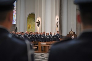 Zdjęcie. Umundurowani policjanci podczas mszy w archikatedrze