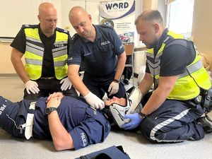 Policjanci udzielają pierwszej pomocy rannemu