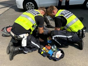 Policjanci udzielają pierwszej pomocy rannemu