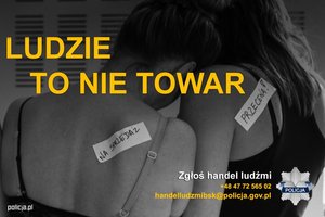 Logo akcji &quot;Ludzie to nie towar&quot; KGP z numerem infolinii i adresem e-mailowym. W tle zdjęcie przedstawia dwie kobiety odwrócone tyłem z nalepionymi karteczkami z napisem &quot;na sprzedaż&quot; i &quot;przecena&quot;.
