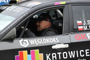 Kierowca rajdowy w samochodzie.