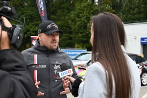 Kierowca rajdowy udzielający wywiadu dla telewizji.