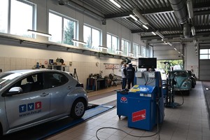 Pojazdy na stacji kontroli pojazdów.