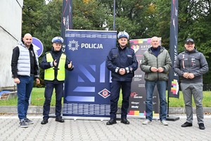 Zdjęcie grupowe policjantów i pozostałych mężczyzn uczestniczących w wydarzeniu.