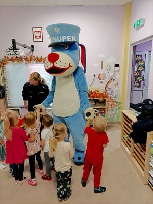 Zdjęcie przedstawiające policjantkę, Sznupka oraz dzieci.