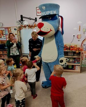 Zdjęcie przedstawiające dzieci przytulające się do Sznupka.