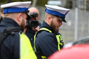 na zdjęciu policjanci podczas przeprowadzania kontroli