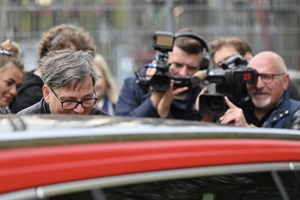 na zdjęciu uczestnicy inauguracji rozmawiają z kierowcą, w tle ludzie z kamerami