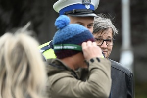 na zdjęciu uczestnik ruchu drogowego sprawdza działanie alkogogli