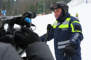 na zdjęciu policjanci i narciarze podczas inauguracji sezonu narciarskiego