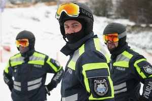 na zdjęciu policjanci i narciarze podczas inauguracji sezonu narciarskiego