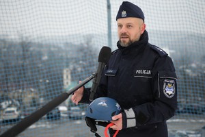 na zdjęciu policjanci i narciarze podczas inauguracji sezonu narciarskiego