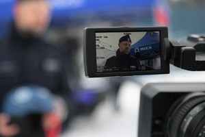 na zdjęciu policjanci i narciarze podczas inauguracji sezonu narciarskiego