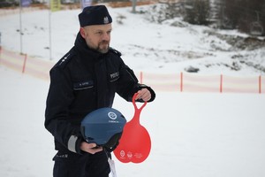 na zdjęciu policjanci i narciarze podczas inauguracji sezonu narciarskiego