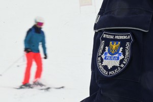 na zdjęciu policjanci i narciarze podczas inauguracji sezonu narciarskiego