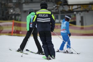 na zdjęciu policjanci i narciarze podczas inauguracji sezonu narciarskiego
