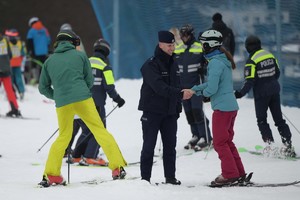 na zdjęciu policjanci i narciarze podczas inauguracji sezonu narciarskiego