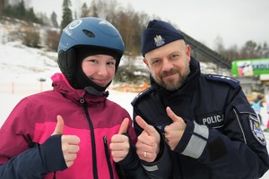 na zdjęciu policjanci i narciarze podczas inauguracji sezonu narciarskiego