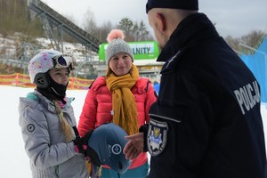 na zdjęciu policjanci i narciarze podczas inauguracji sezonu narciarskiego