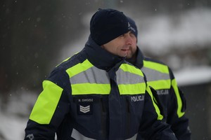 na zdjęciu policjanci i narciarze podczas inauguracji sezonu narciarskiego