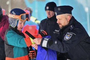 na zdjęciu policjanci i narciarze podczas inauguracji sezonu narciarskiego