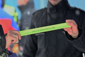 na zdjęciu policjanci i narciarze podczas inauguracji sezonu narciarskiego