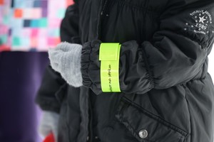 na zdjęciu policjanci i narciarze podczas inauguracji sezonu narciarskiego