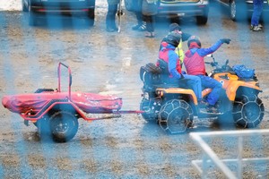 na zdjęciu policjanci i narciarze podczas inauguracji sezonu narciarskiego