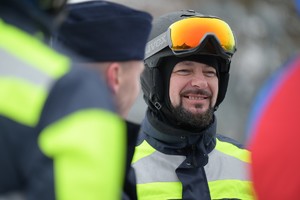 na zdjęciu policjanci i narciarze podczas inauguracji sezonu narciarskiego
