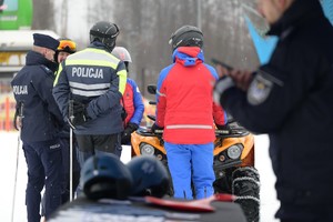 na zdjęciu policjanci i narciarze podczas inauguracji sezonu narciarskiego