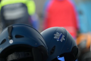 na zdjęciu policjanci i narciarze podczas inauguracji sezonu narciarskiego