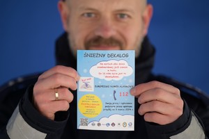 na zdjęciu policjanci i narciarze podczas inauguracji sezonu narciarskiego